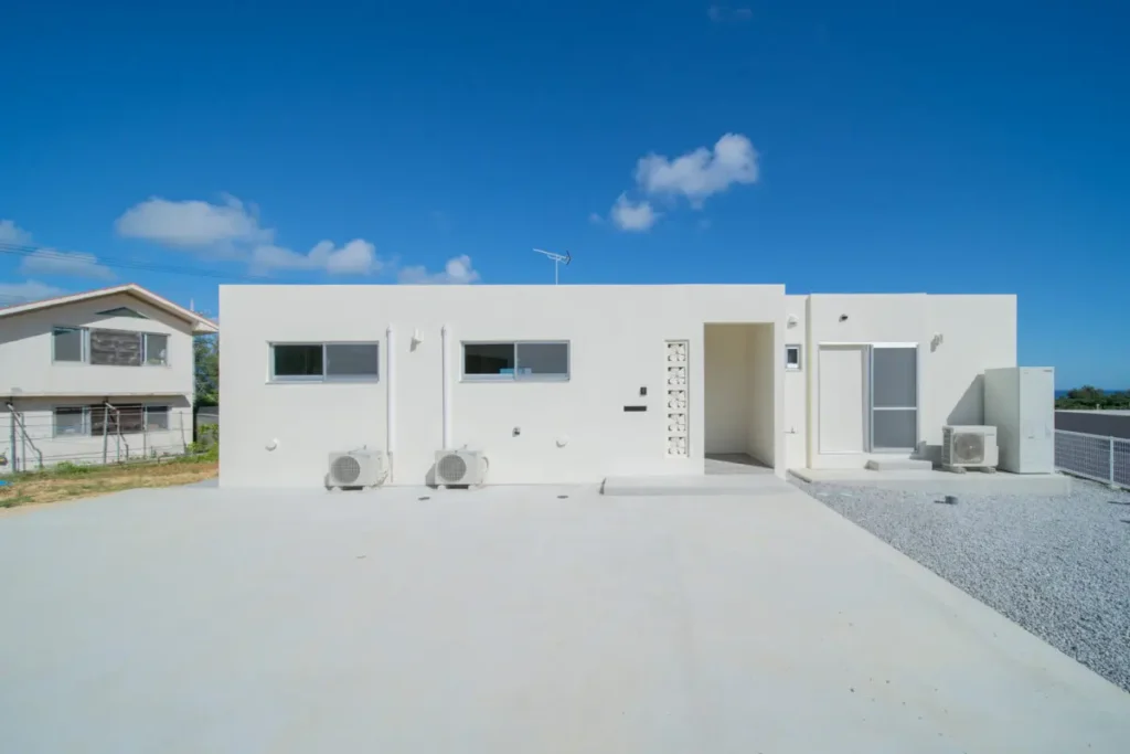 白い外壁の平屋住宅