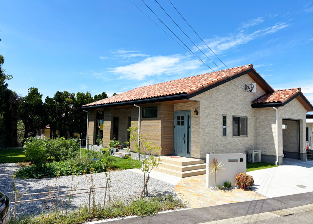 レンガ屋根を使った戸建て住宅の外観