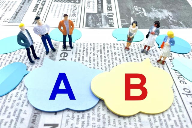 AとBを比較している人たち