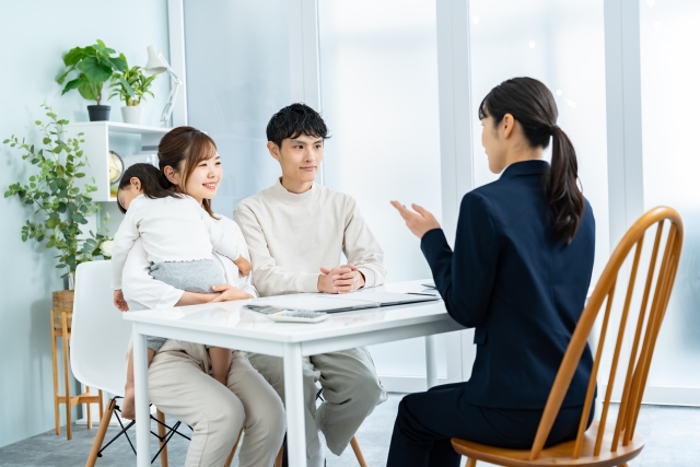 女性スタッフと相談する若い夫婦