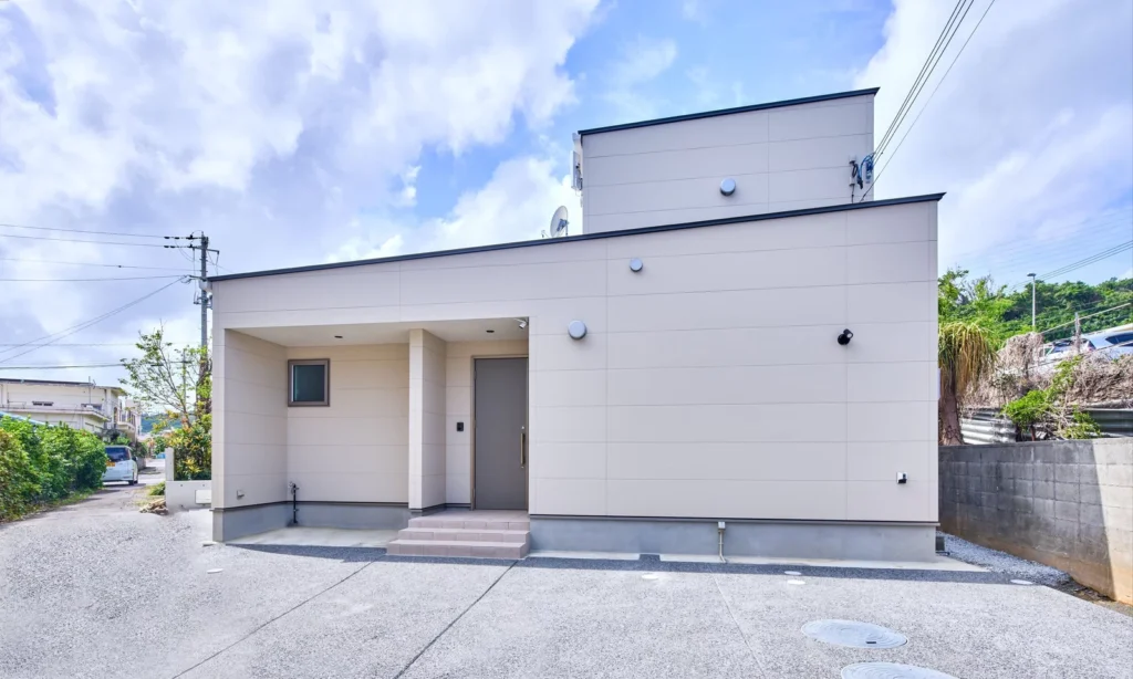 白い外壁の戸建て住宅