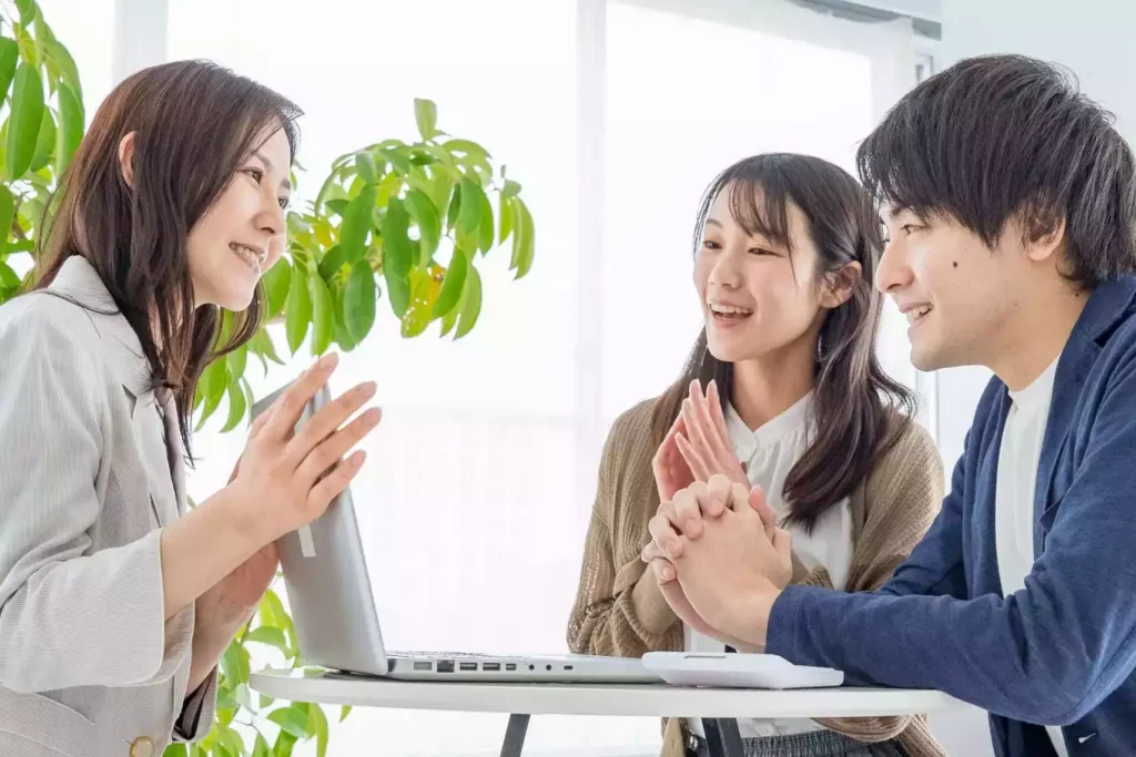 顧客と話す女性スタッフ