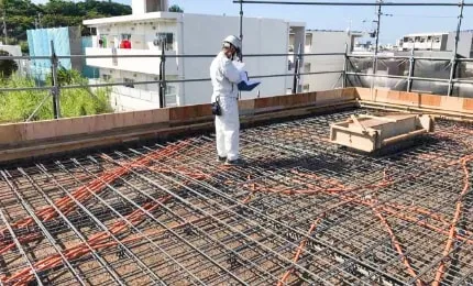 住宅の構造を点検している作業員