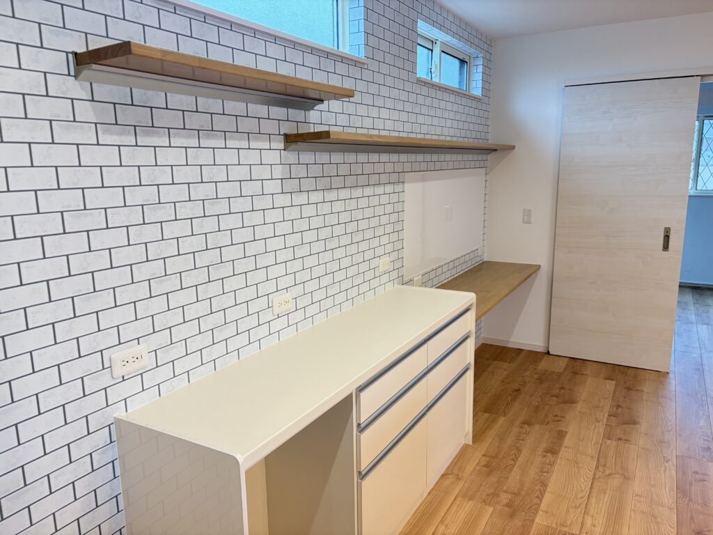 造作棚を設けたキッチン周辺の壁